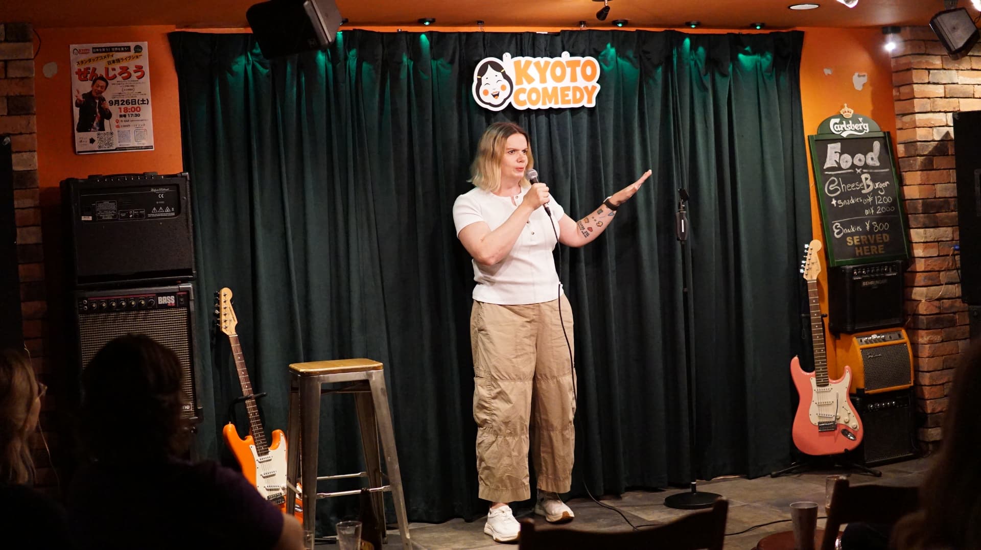 Rochelle Collins performing stand-up comedy live in Kyoto