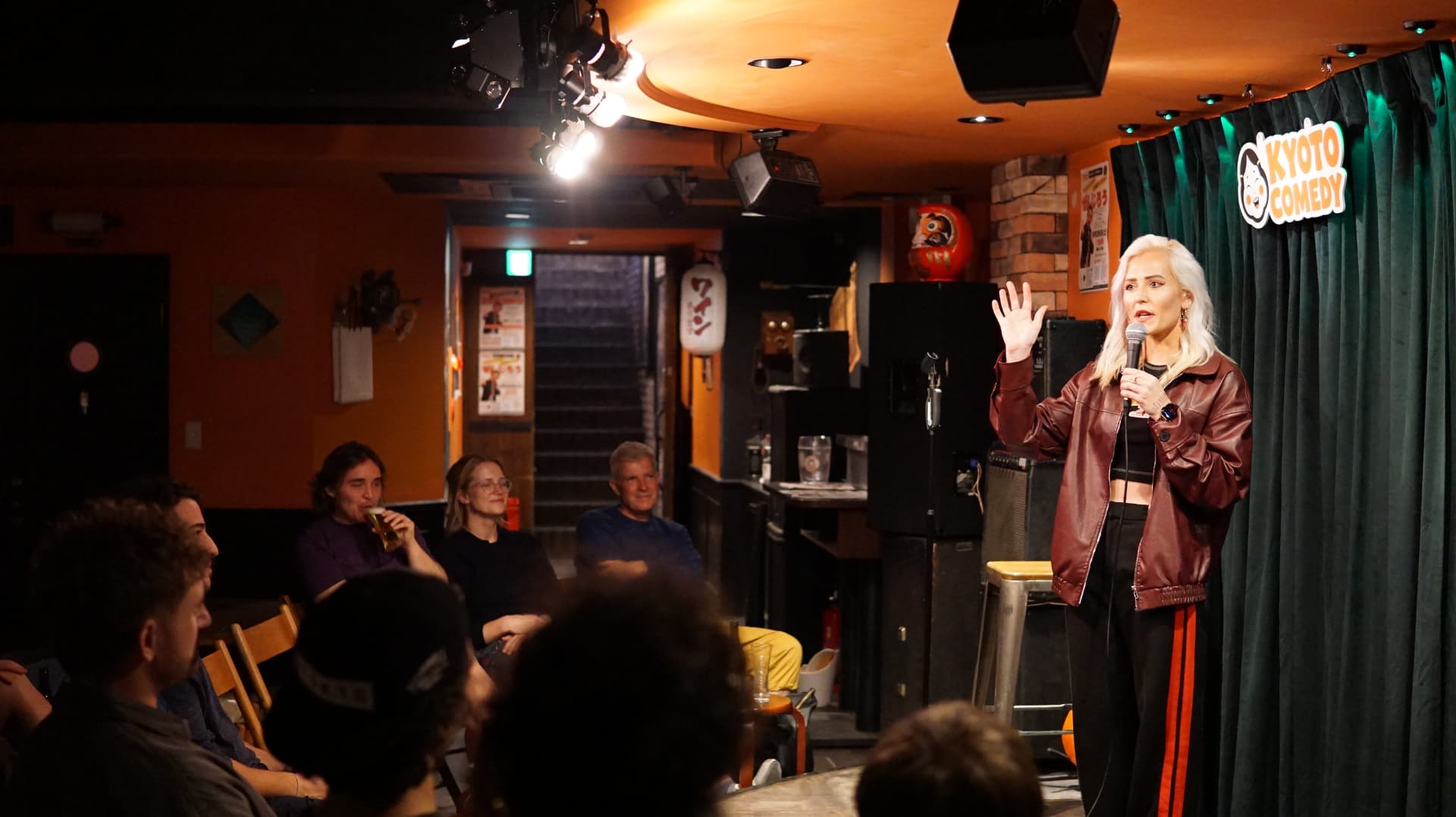 Zoë Sheehan performing stand-up comedy live in Kyoto